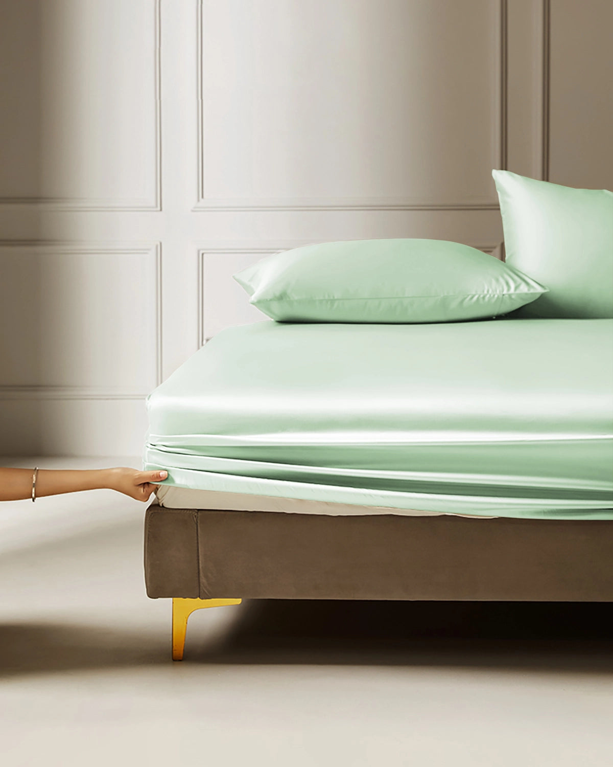 Luxurious 3-piece Silk Bedding Set Including Fitted Sheet and Pillowcases, Light Green